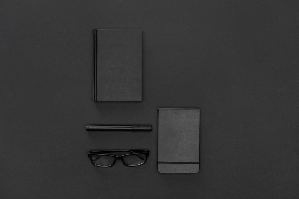Bovenaanzicht van notebooks, pen en glazen - Foto, afbeelding