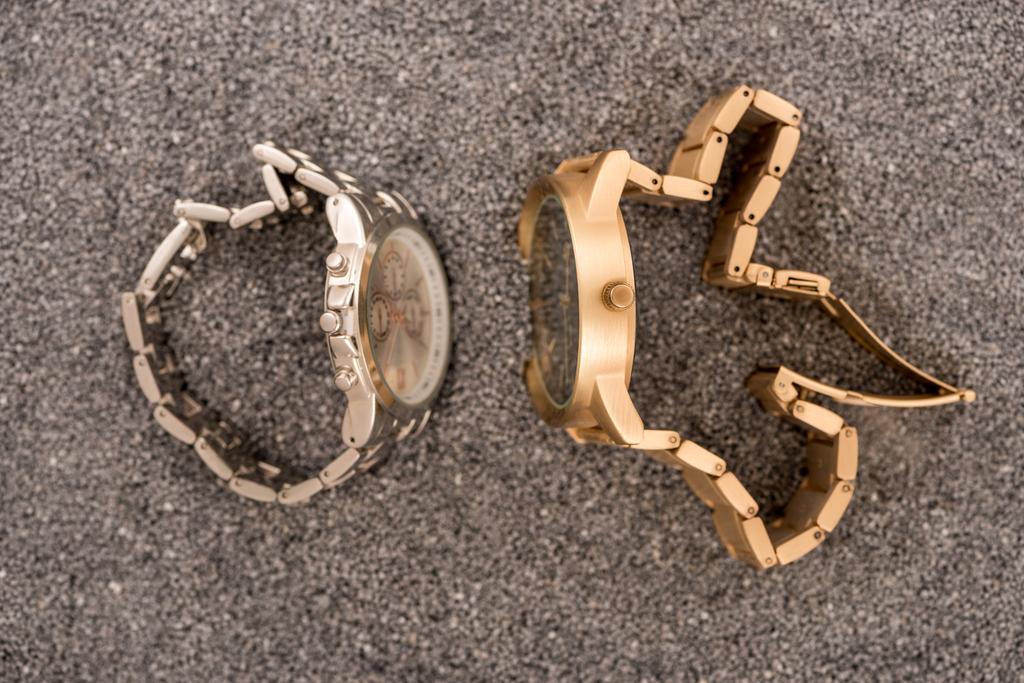 vue de dessus des montres-bracelets couché sur le sable
  - Photo, image