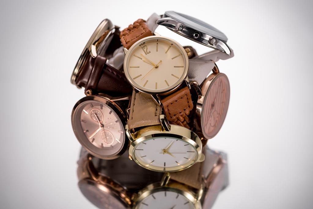 Selektywny fokus szwajcarskie zegarki na szarym tle - Zdjęcie, obraz