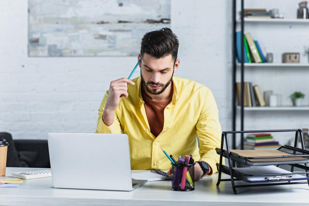 Koncentrovaná podnikatel se zavřenýma očima, drží tužku v kanceláři - Fotografie, Obrázek