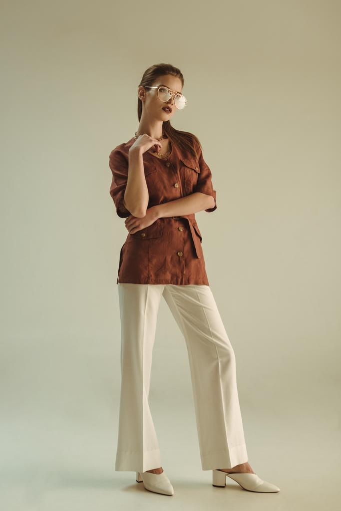 atractiva mujer de moda posando en ropa vintage en beige
 - Foto, imagen
