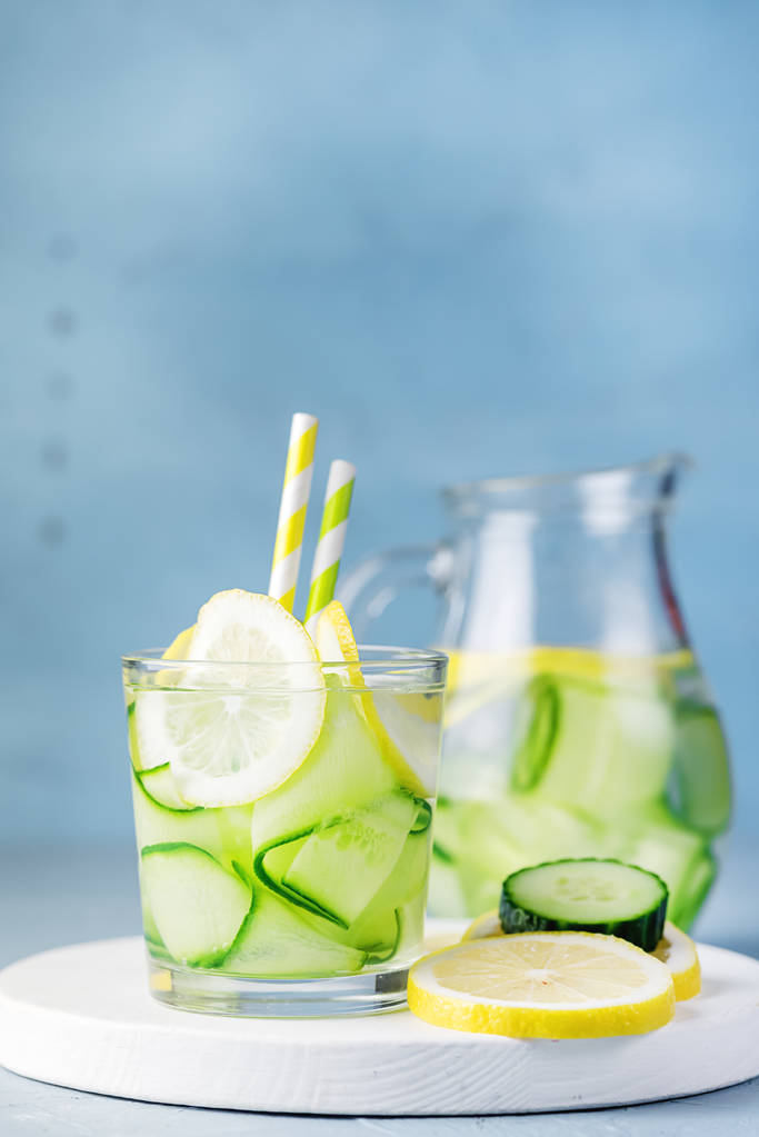 Детокс води з огірків і лимона літній напій в скляних банках на синьому фоні бетонні вертикальний - Фото, зображення