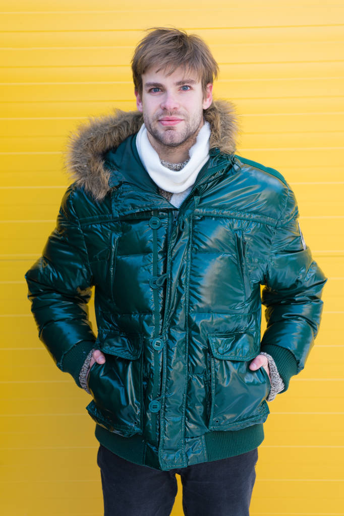 Klíčem k přežití zimy. Pohledný muž nosí kabát s kapucí. Módní muž v chladném počasí stylu. Modelka si užívat teplo a pohodlí. Ležérní módní kabát pro chladné zimní podmínky. - Fotografie, Obrázek