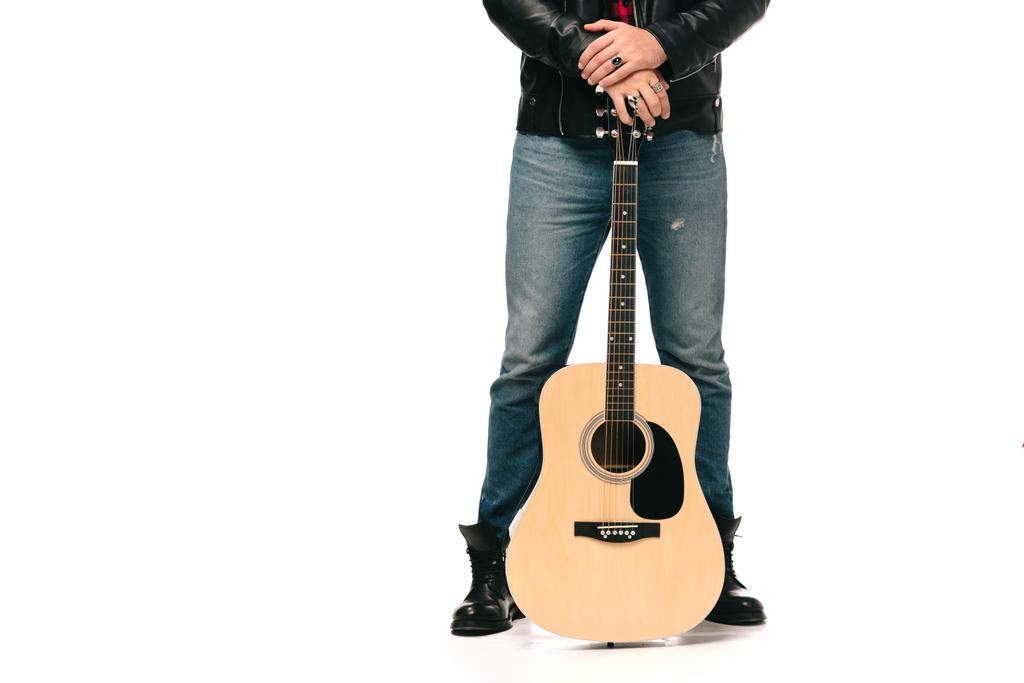 Akustik gitar, üzerinde beyaz izole tutarak siyah deri ceketli erkek müzisyen kırpılmış görünümü - Fotoğraf, Görsel