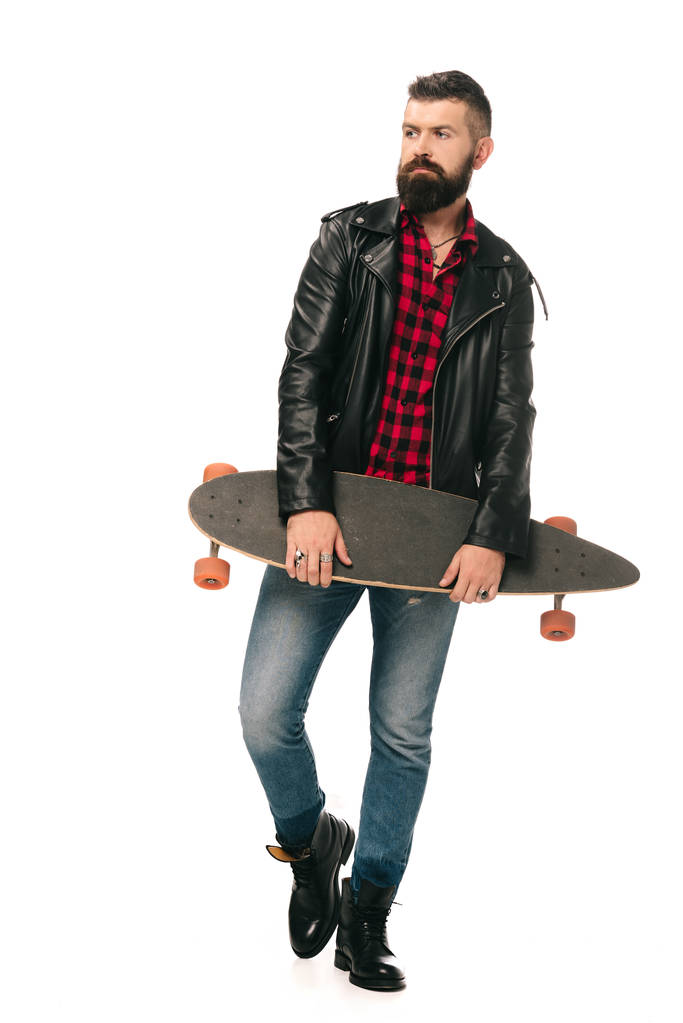 ロングボード白で隔離したポージングと黒い革のジャケットでスケートボーダー - 写真・画像