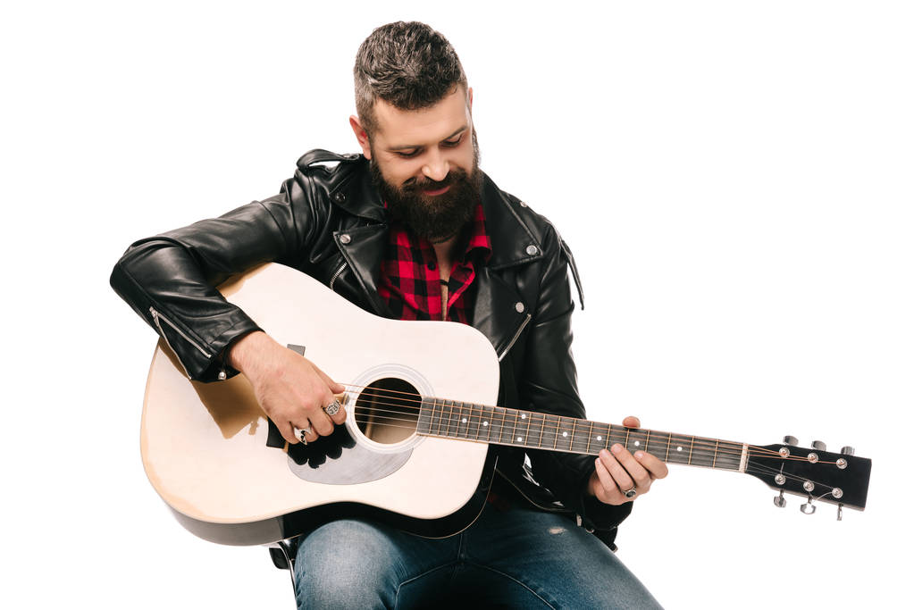 guapo músico masculino en chaqueta de cuero negro tocando en la guitarra acústica, aislado en blanco
 - Foto, imagen