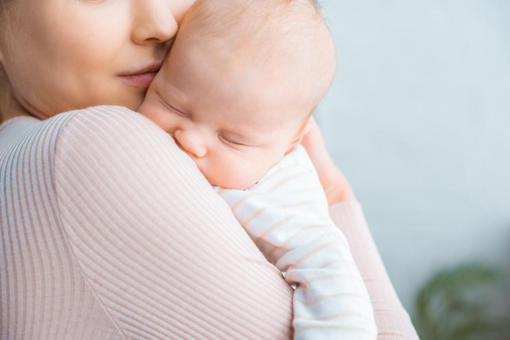 plan recadré de jeune mère portant bébé endormi adorable
  - Photo, image