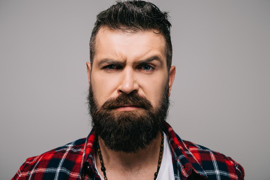 Stilvoller bärtiger Mann im karierten Hemd denkt isoliert auf grau - Foto, Bild