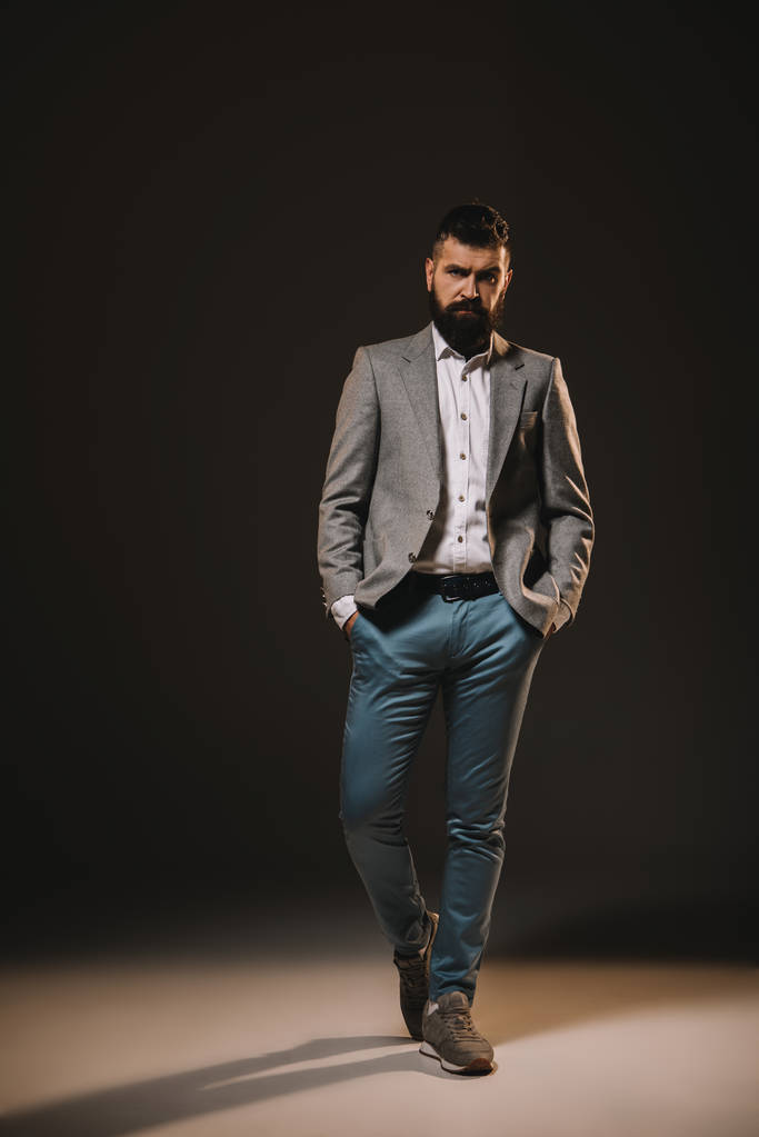 guapo barba hombre de negocios posando en chaqueta en marrón
 - Foto, imagen