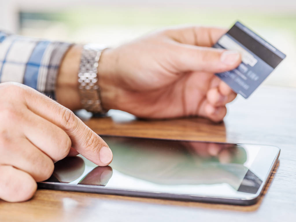 Kredi kartı ve tablet bilgisayar kullanarak alışveriş online. - Fotoğraf, Görsel