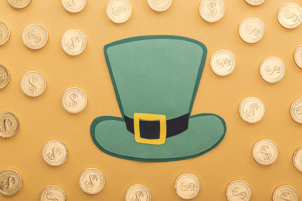 felülnézet arany érmék a dollárjelet vagy a zöld könyv hat elszigetelt narancs, Szent patrick napja koncepció - Fotó, kép