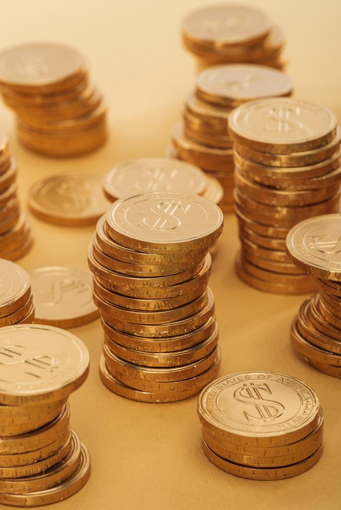 вибірковий фокус на золотих монетах з доларовими знаками ізольовані на апельсині, концепція дня святого Патріка
 - Фото, зображення
