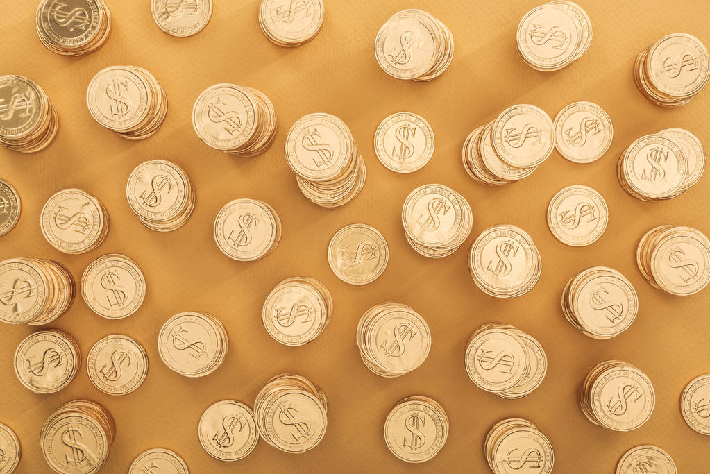 верхний вид золотых монет с долларовыми знаками изолированы на оранжевый, Санкт Патрик день концепции
 - Фото, изображение