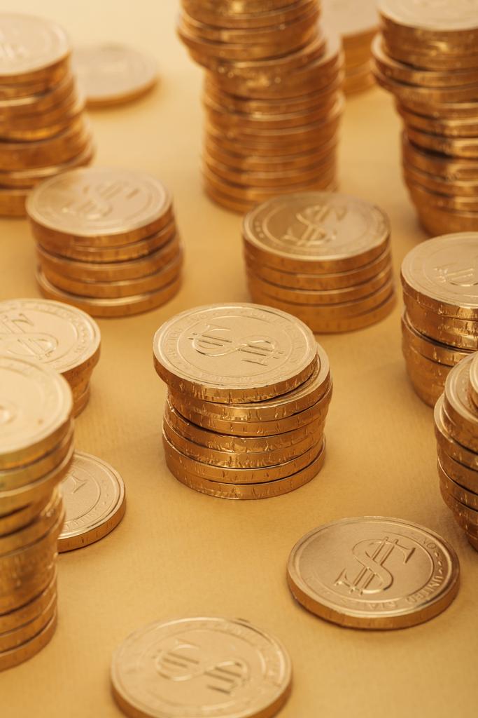 foco seletivo de moedas de ouro com sinais de dólar isolados no conceito de dia laranja, st patrick
 - Foto, Imagem