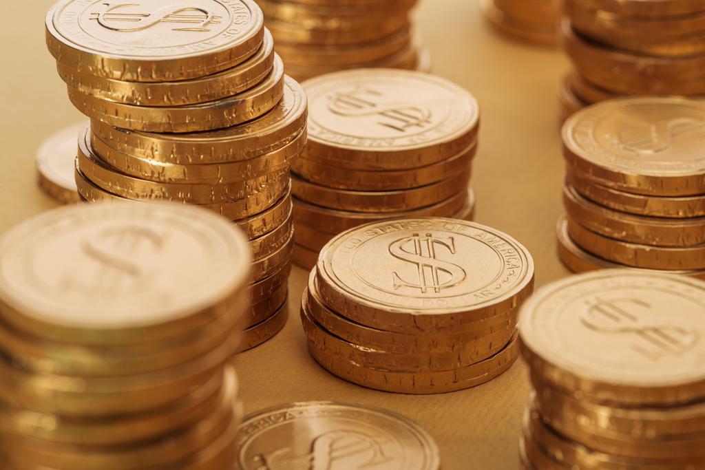крупным планом золотых монет с долларовыми табличками, изолированными на оранжевой концепции дня Святого Патрика
 - Фото, изображение