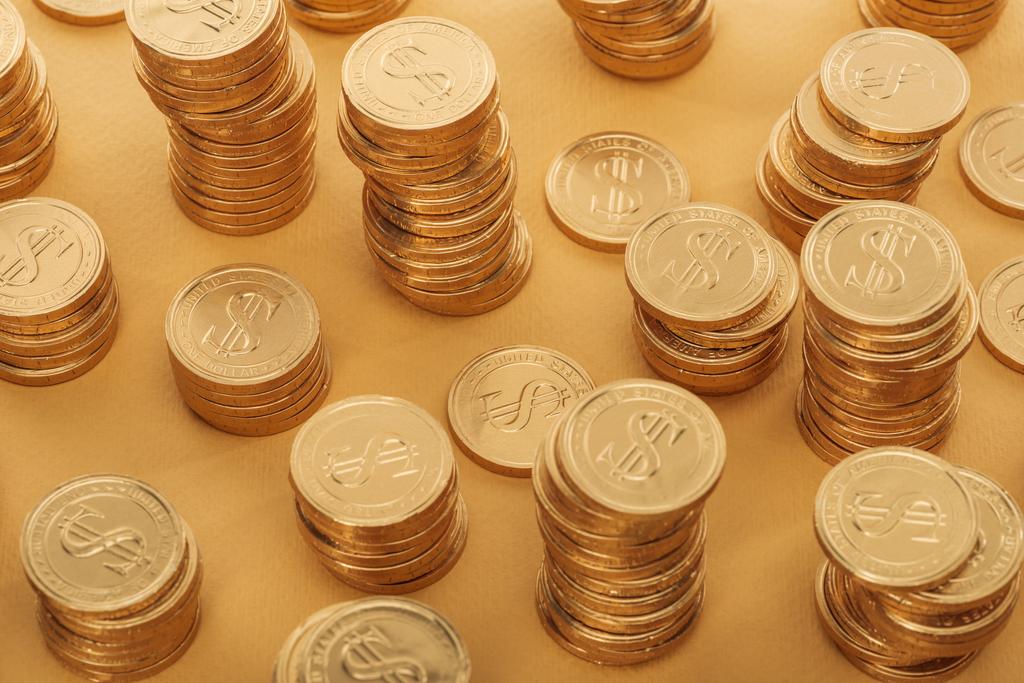 pièces d'or avec des signes de dollar isolé sur orange, concept st patrick jour
 - Photo, image