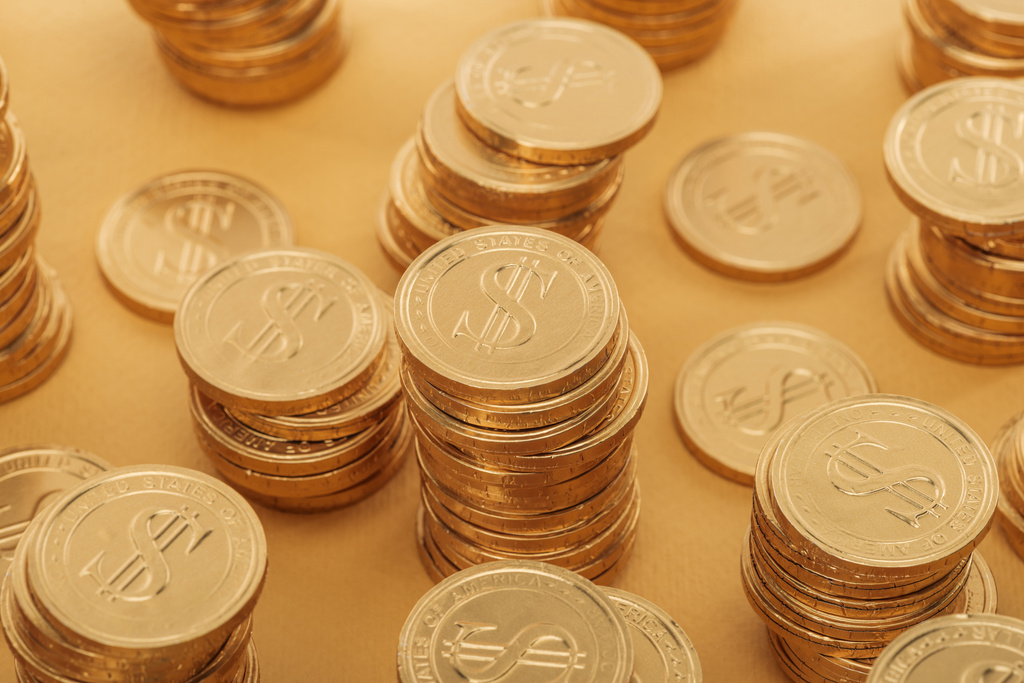 золотые монеты с долларовыми табличками, изолированными на оранжевом, День святого Патрика
 - Фото, изображение