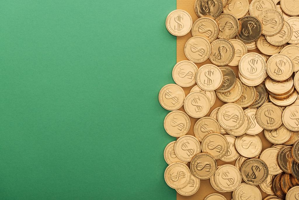 vue du dessus des pièces d'or avec des signes de dollar et l'espace de copie sur fond vert et orange, concept st patrick jour
 - Photo, image