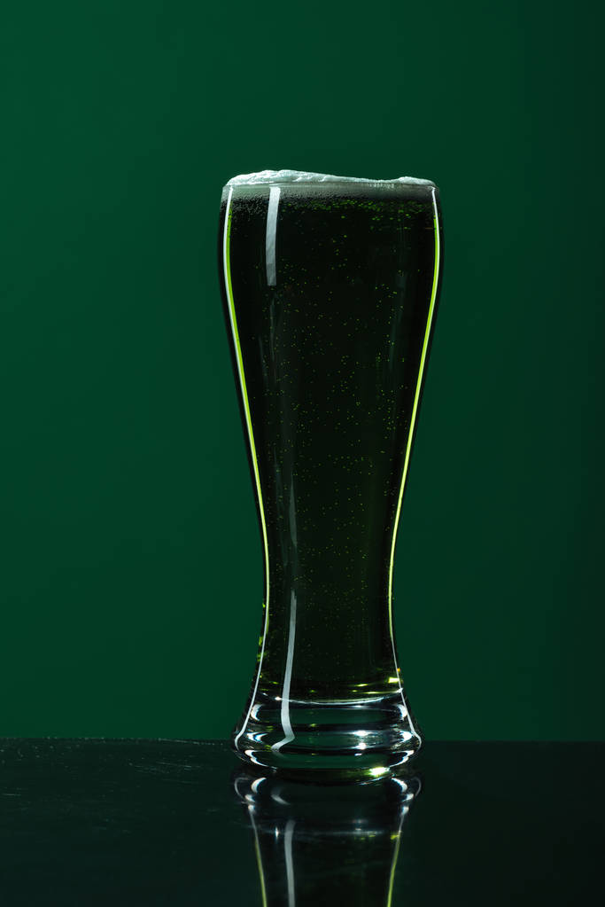 ποτήρι μπύρας με αφρό που απομονώνονται σε πράσινο, st patrick ημέρα έννοια - Φωτογραφία, εικόνα
