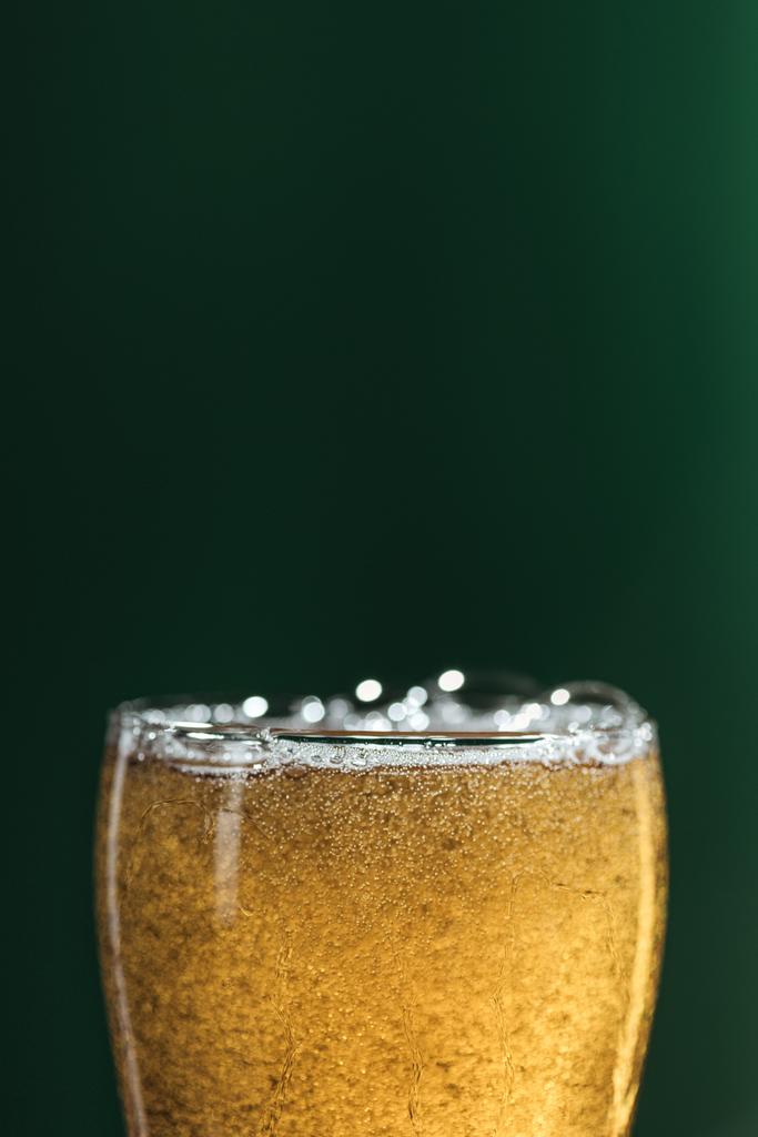 messa a fuoco selettiva di vetro di birra isolato su verde con spazio copia, concetto giorno st patrick
 - Foto, immagini