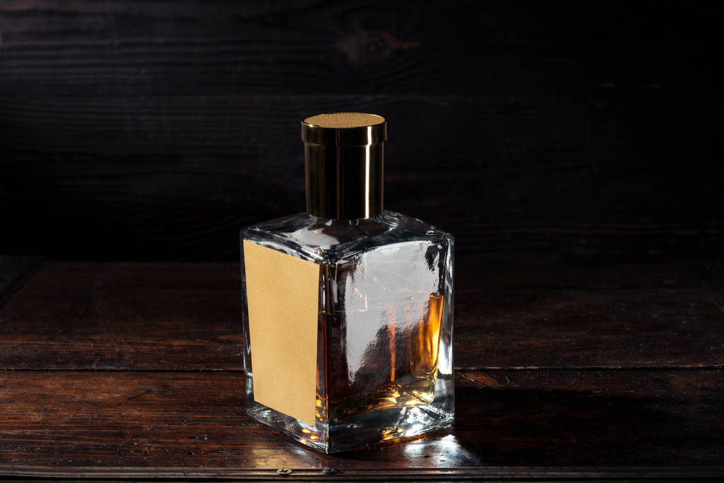 vista de cerca de la botella de whisky con etiqueta en blanco en la mesa de madera marrón
  - Foto, Imagen