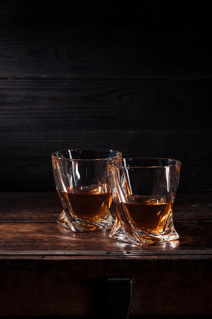 茶色の木製のテーブルにウイスキーを 2 杯  - 写真・画像