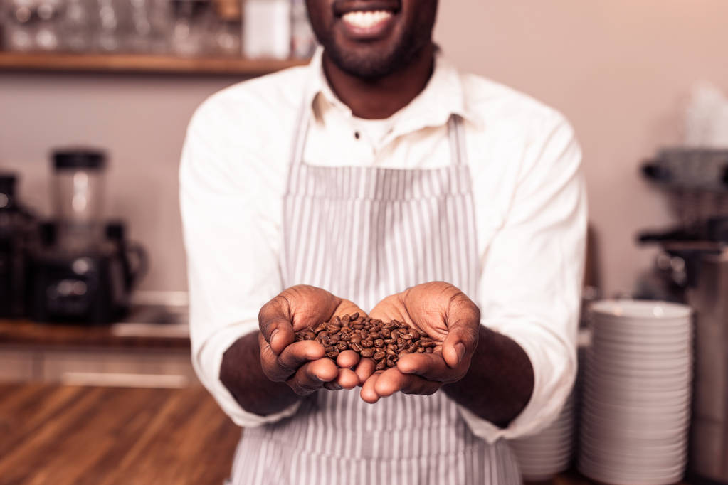 Concentration sélective des grains de café dans les mains des hommes
 - Photo, image