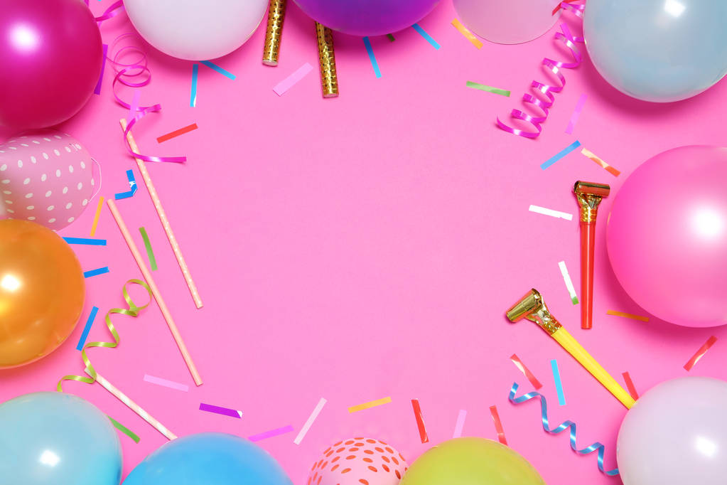 Telaio realizzato con palloncini e accessori per feste su sfondo a colori, vista dall'alto con spazio per il testo
 - Foto, immagini