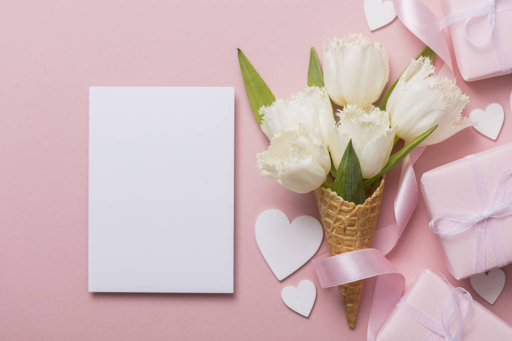 Плоский вафельний конус з білим квітковим цвітом
 - Фото, зображення