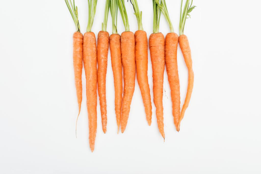 carote crude intere mature fresche disposte in fila stretta isolate su bianco
 - Foto, immagini
