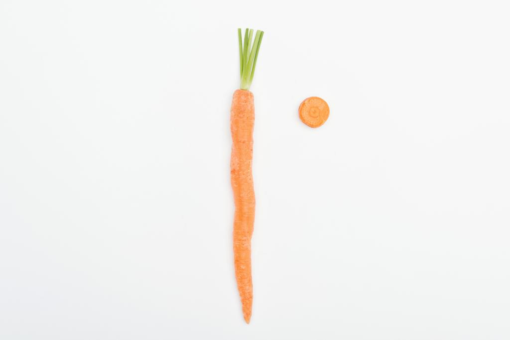 vista dall'alto di intere carote fresche crude e fette di carota isolate su bianco
 - Foto, immagini