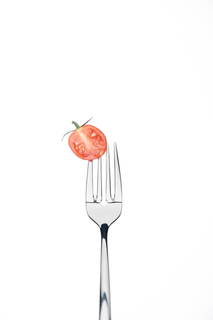 metade de tomate cereja vermelho fresco em garfo isolado em branco
 - Foto, Imagem