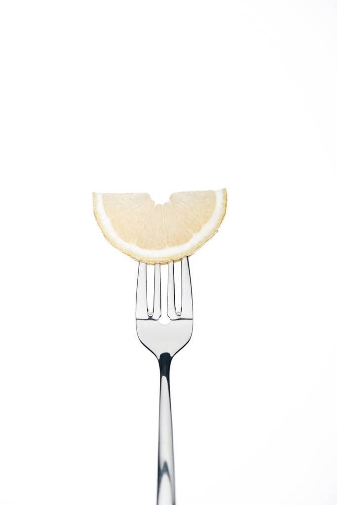 puoli siivu tuoretta kypsä mehukas sitruuna haarukka eristetty valkoinen
 - Valokuva, kuva