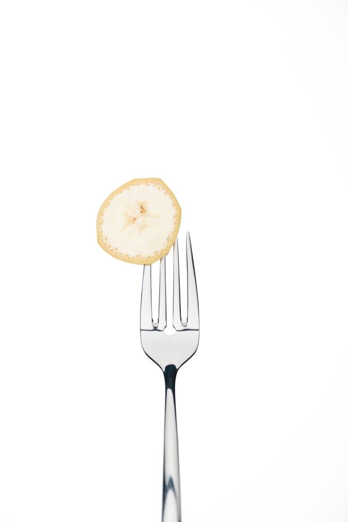cirkel plakje verse zoete banaan op vork geïsoleerd op wit op wit op wit wordt geïsoleerd geïsoleerd - Foto, afbeelding