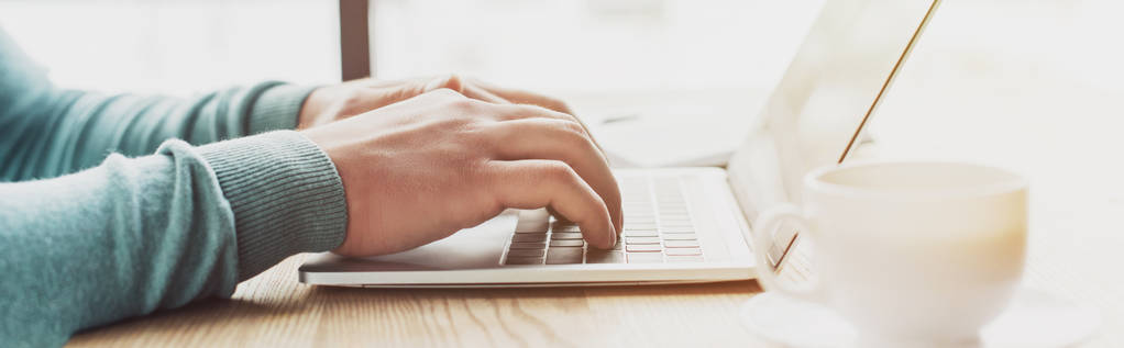 obcięty widok człowieka pisania na laptopa podczas pracy w domu - Zdjęcie, obraz