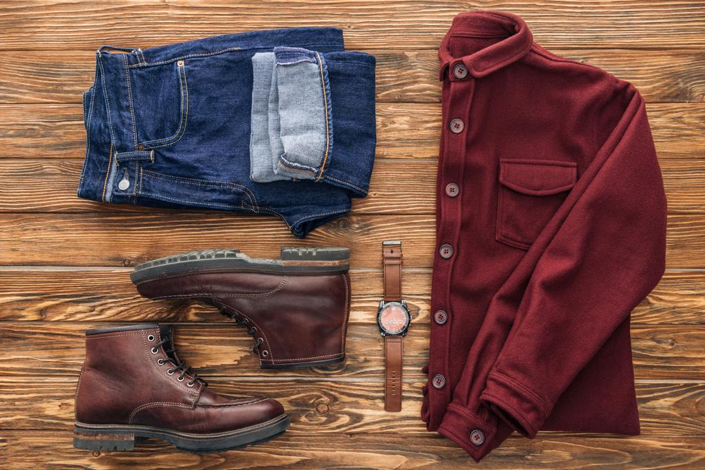 Ploché vedení ozna.ený košili, džíny a hnědé boty na dřevěné pozadí - Fotografie, Obrázek