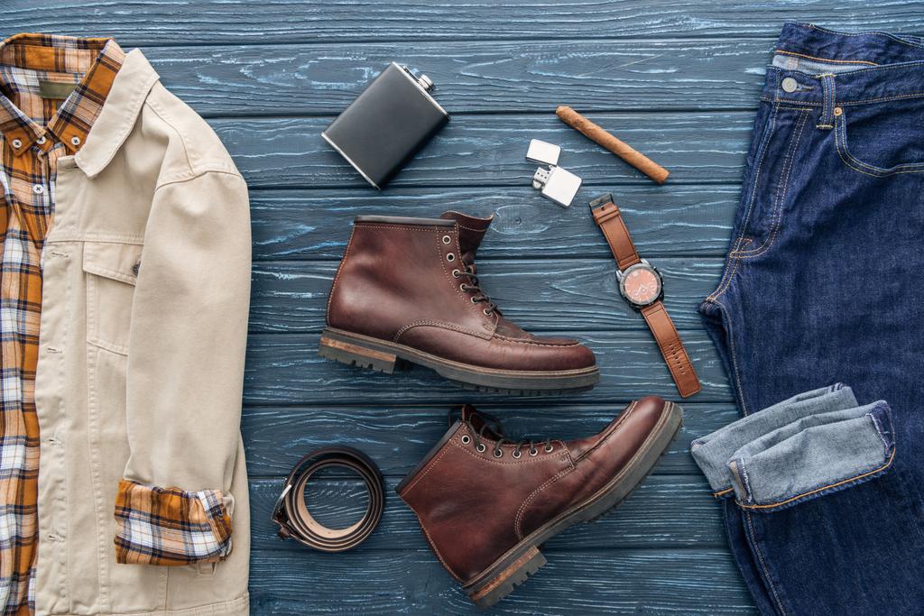 Pohled shora mužského oblečení, boty a doutník na dřevěné pozadí - Fotografie, Obrázek