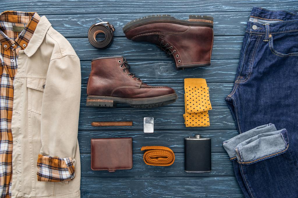 Flat lay com roupas masculinas, sapatos, charuto e acessórios em fundo de madeira
 - Foto, Imagem