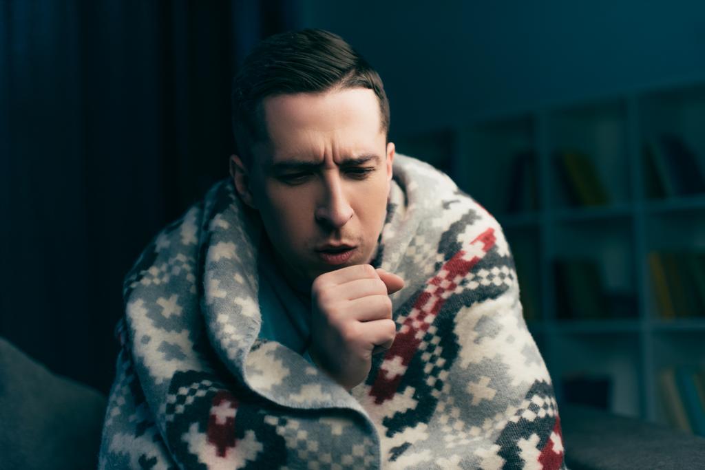 pohledný muž kašel při chřipce doma - Fotografie, Obrázek