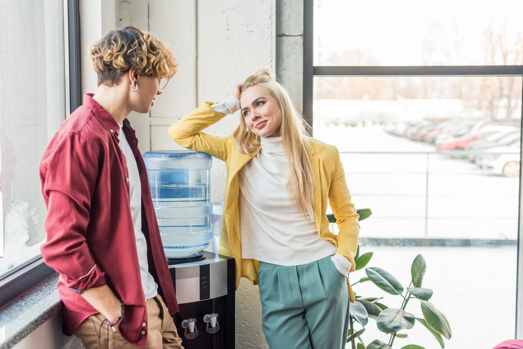 casual επιχειρηματίας και γυναίκα βλέπουν ο ένας τον άλλον και να μιλάμε στο πατάρι γραφείο - Φωτογραφία, εικόνα