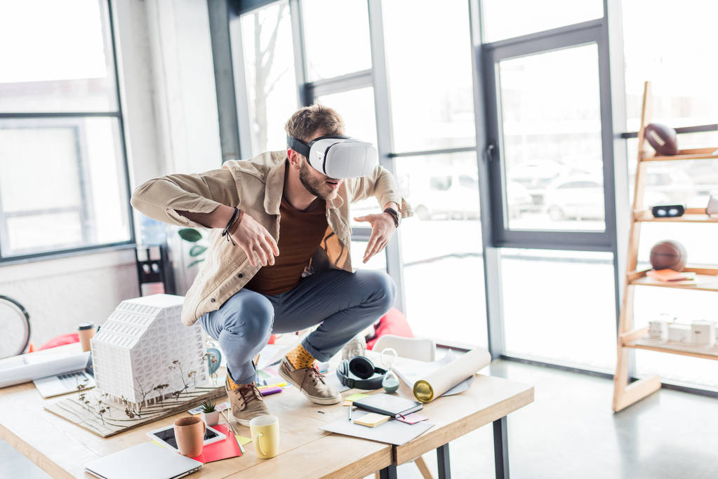 mężczyzna projektanta gestykulacji z rąk podczas wirtualnej rzeczywistości, doświadczenie w biurze loft z miejsca kopii - Zdjęcie, obraz