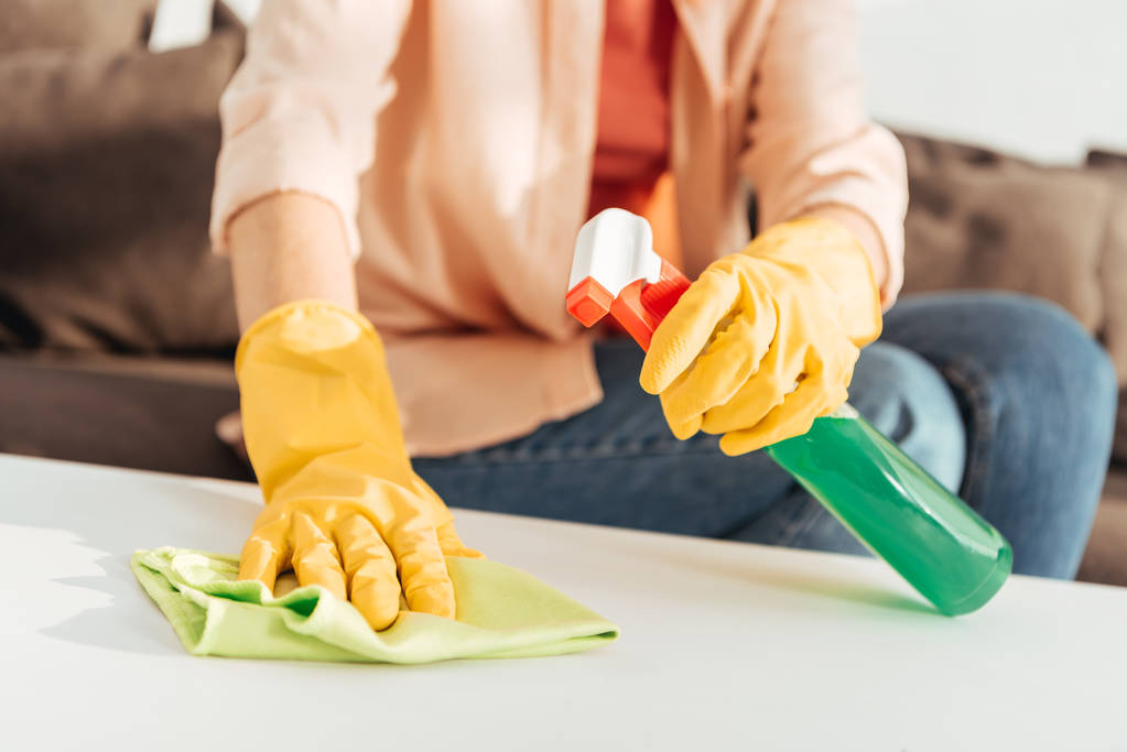 Vista recortada de la mujer en guantes de goma amarilla mesa de limpieza
 - Foto, Imagen