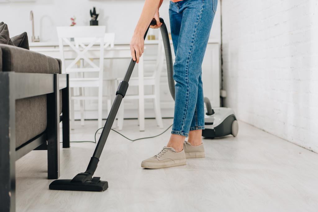 Oříznutý pohled ženy čištění podlahy s vysavačem - Fotografie, Obrázek