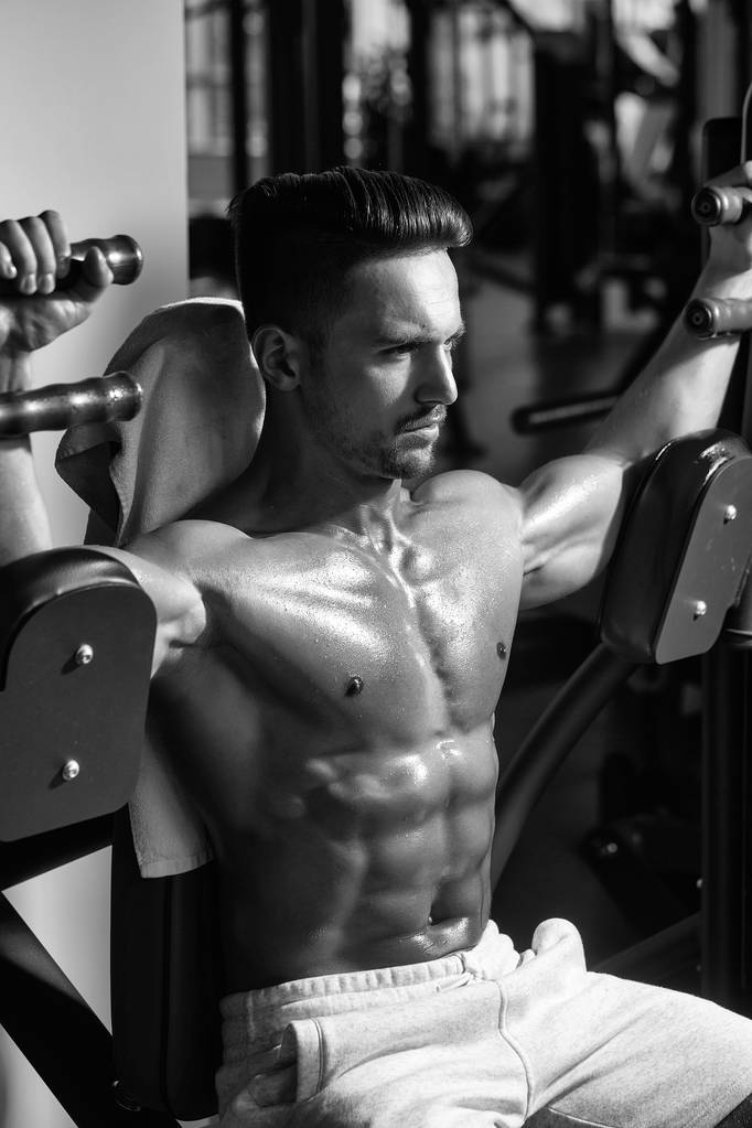 homem musculoso formação em ginásio - Foto, Imagem