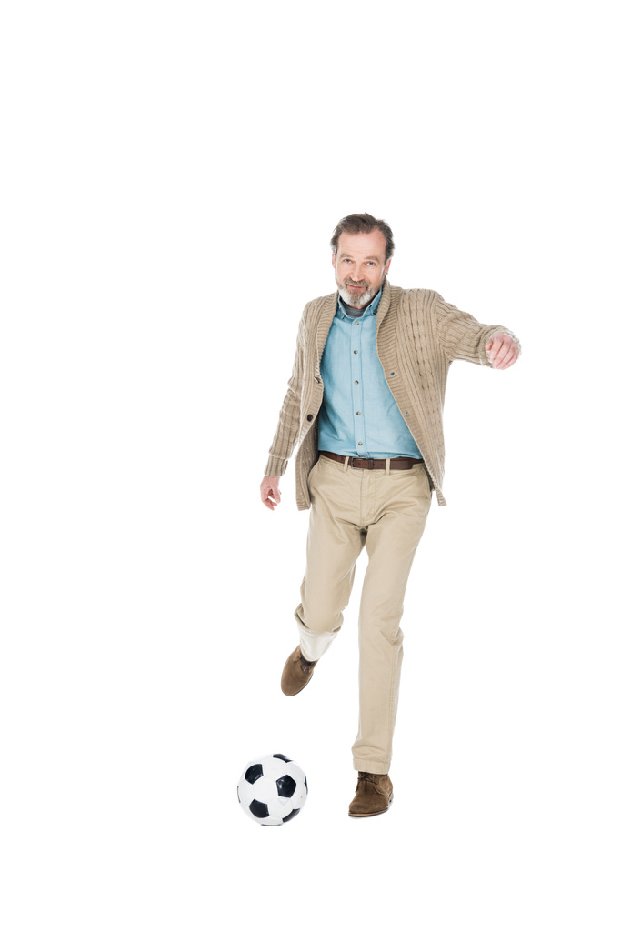 χαμογελώντας ανώτερος άνθρωπος παίζει ποδόσφαιρο που απομονώνονται σε λευκό - Φωτογραφία, εικόνα