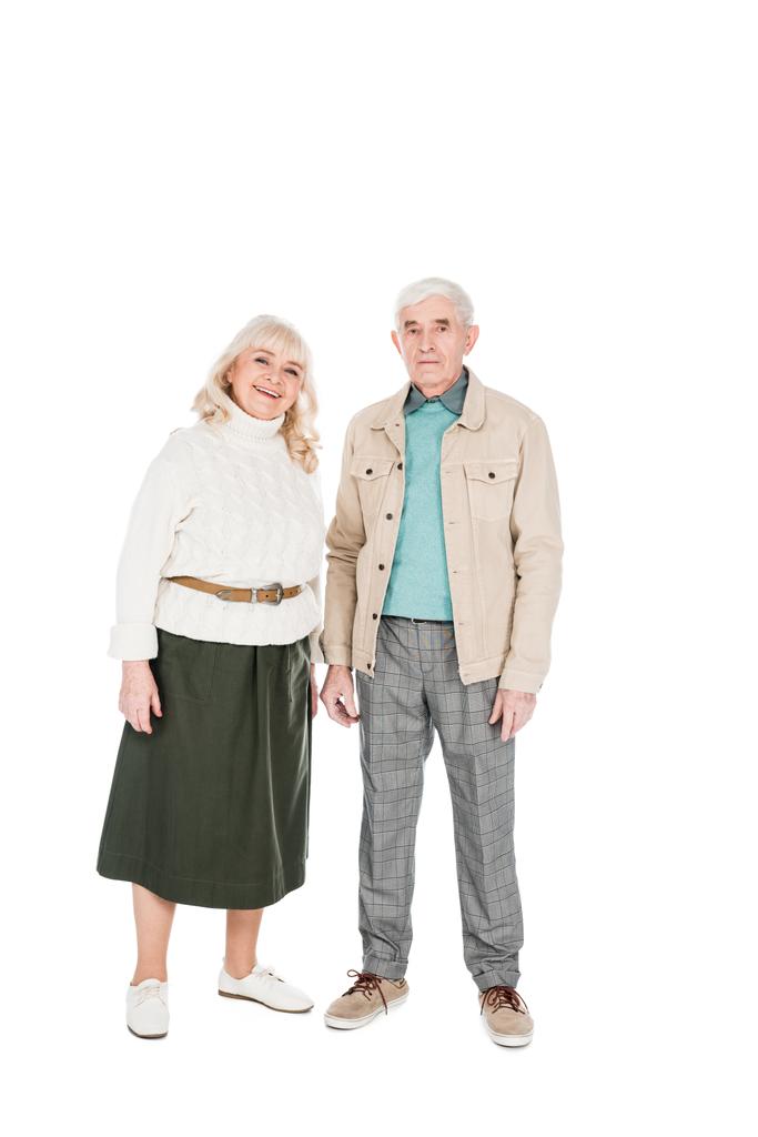 vidám nyugdíjas pár állt, és mosolyogva, elszigetelt fehér - Fotó, kép