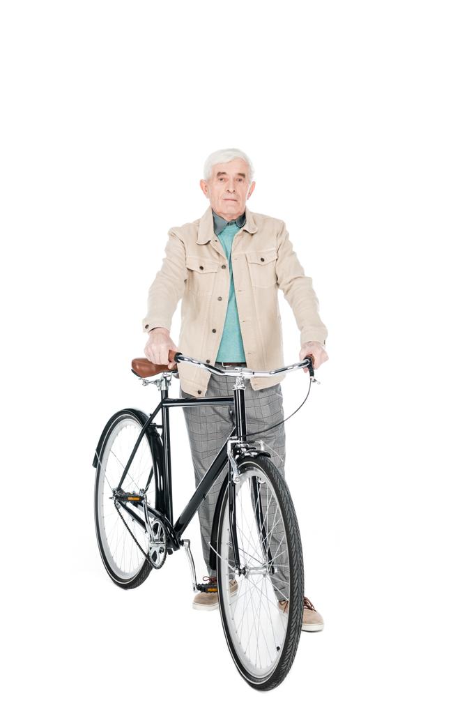Bisiklet üzerinde beyaz izole holding neşeli emekli adam - Fotoğraf, Görsel