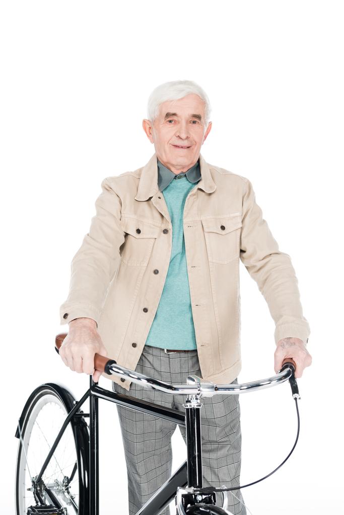 sorridente aposentado homem segurando bicicleta isolado no branco
 - Foto, Imagem