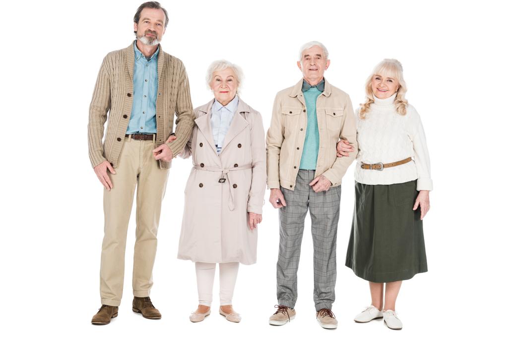 vrolijk gepensioneerde mensen staande en glimlachend geïsoleerd op wit - Foto, afbeelding