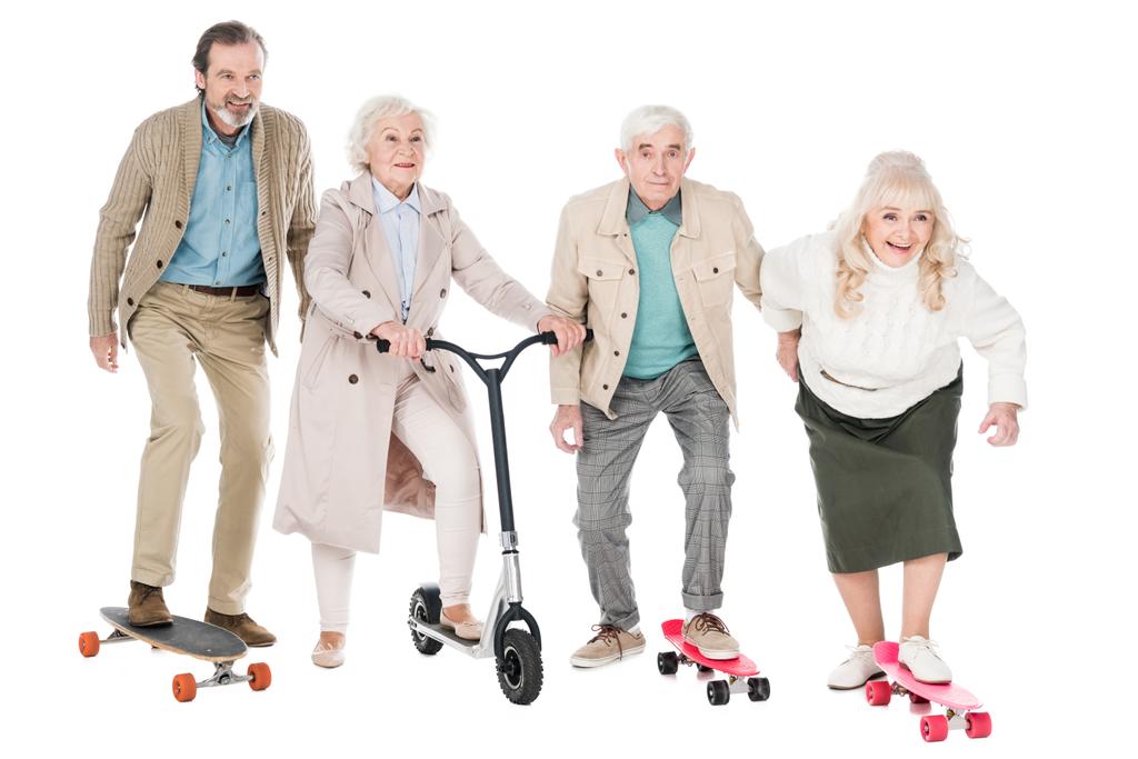 веселые пенсионеры катаются на скейтбордах рядом с женщинами на скутере, изолированном на белом
 - Фото, изображение